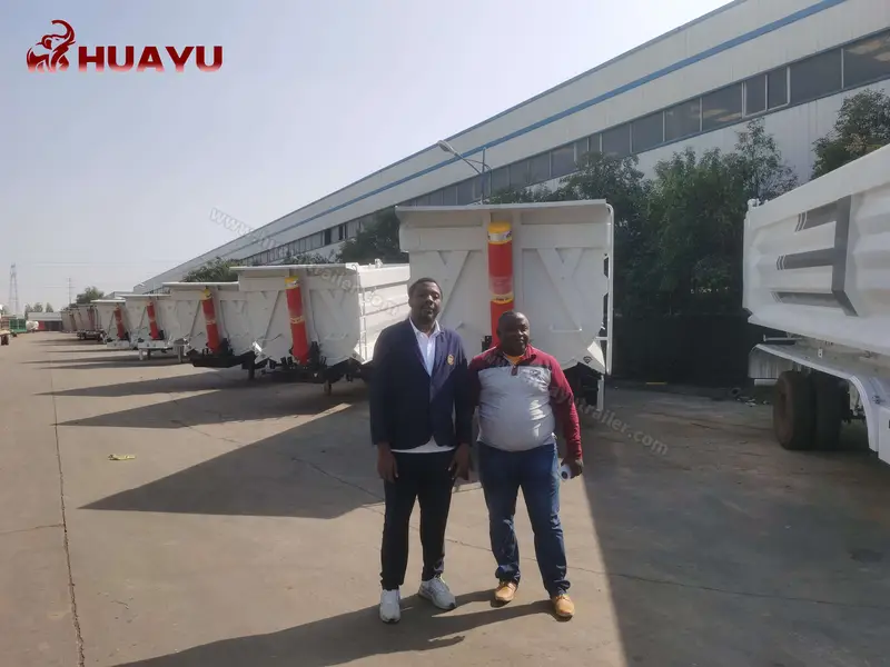 Clients nigérians devant les bennes HUAYU