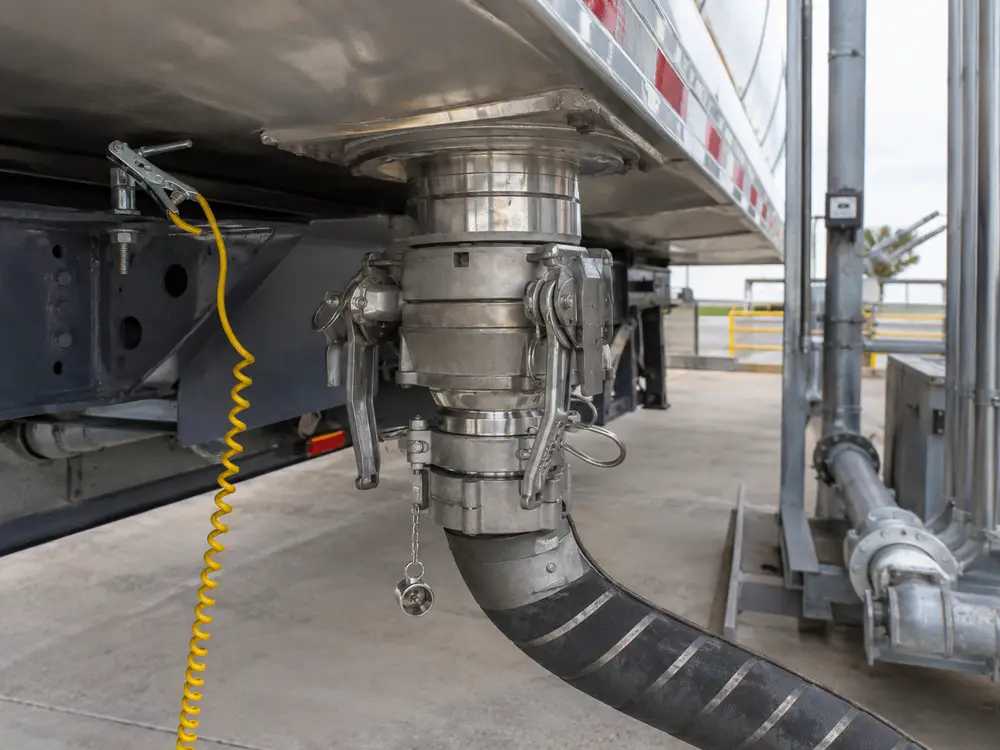 API bottom adapter connection with grounding clamp and vapor recovery hose