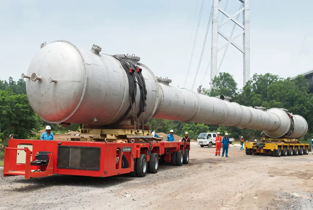 Coupled SPMTs transporting a refinery column