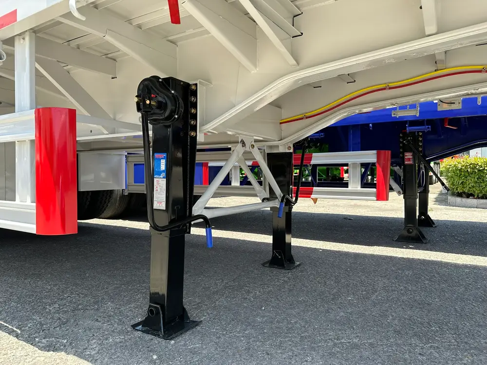The 28-ton two-speed landing gear and tapered front beam under the gooseneck of the 45ft flatbed.
