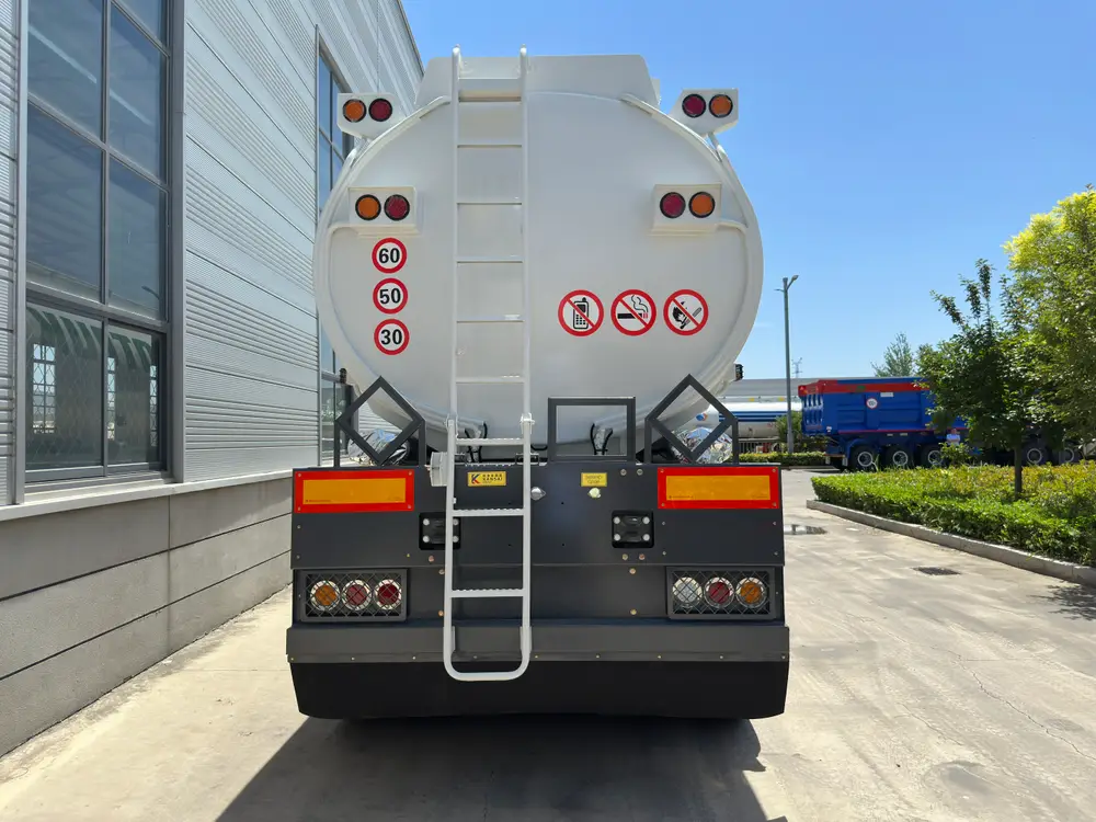 Rear ladder, hazard placard frames, and 60/50/30 km/h speed decals fitted on the rear head of the tanker.