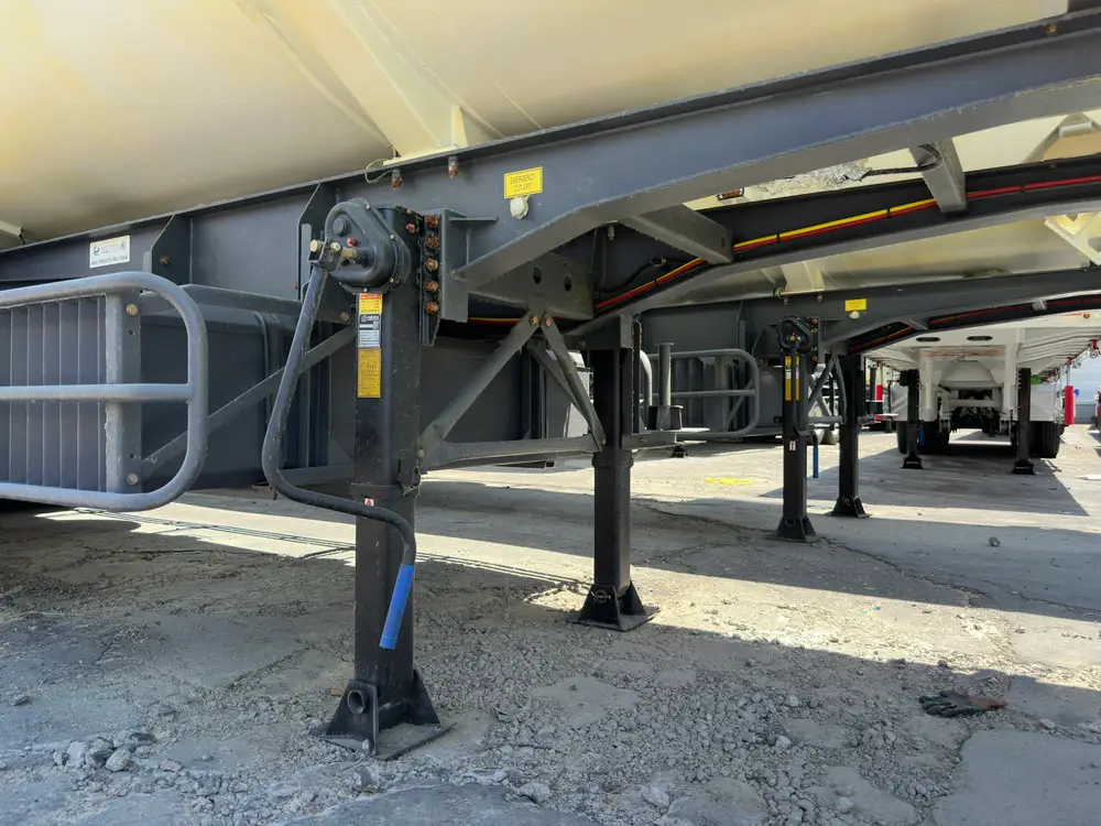 JOST two-speed landing gear and braced chassis outriggers support the tanker when it is uncoupled from the tractor.