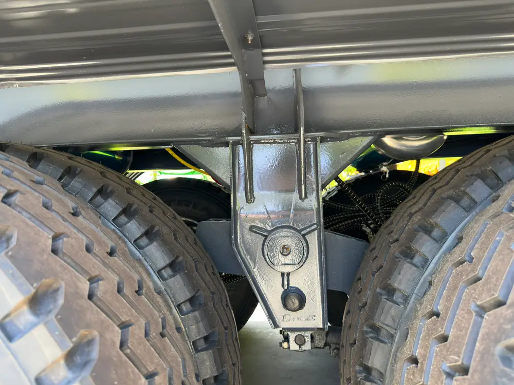 Cast leaf-spring equalizer mounted between the second and third axles of the mechanical suspension.