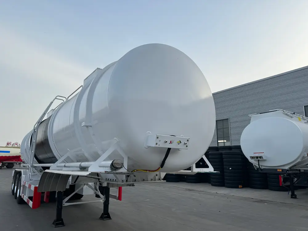 3 Axle 45000L Insulated Bitumen Tanker Trailer Side View