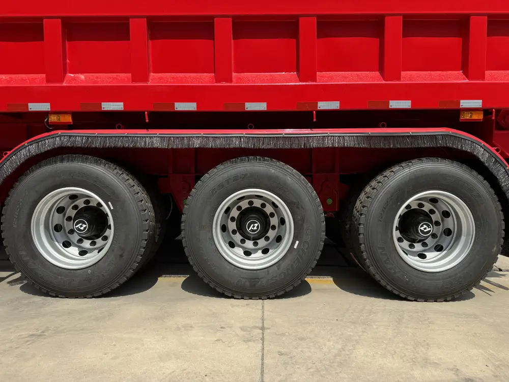 Three-axle group with CHENGSHAN tyres and steel rims