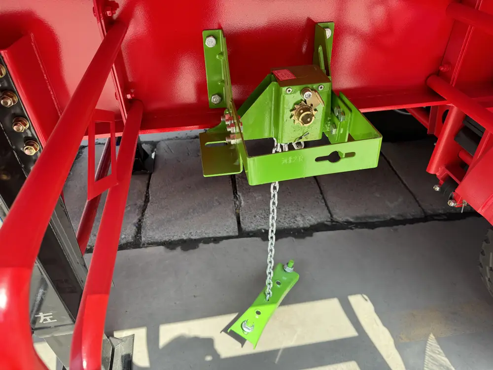 Automatic gravity rear tailgate lock mechanism