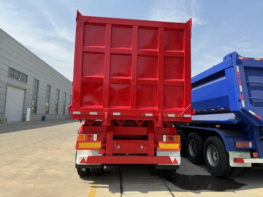 Reinforced box dump body seen from the rear
