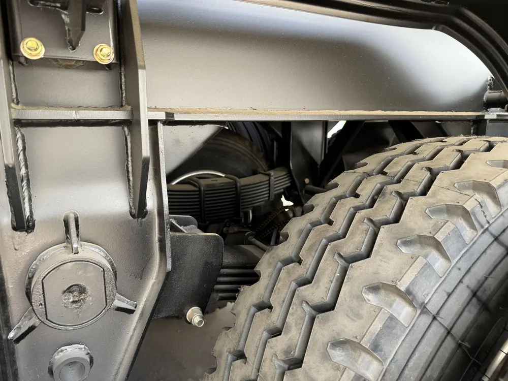 Body underside with structural welds and cross stiffeners